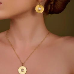 Salamander Cabochon Pearl & Gold Necklace